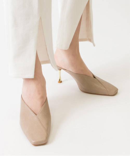 RANDA（ランダ）の「Vカットスクエアトゥミュールパンプス（パンプス・レディース・ブラック/ベージュ/グリーン・LL/M/L/S）」の7枚目の写真