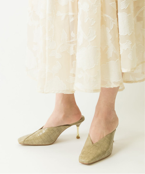 RANDA（ランダ）の「Vカットスクエアトゥミュールパンプス（パンプス・レディース・ブラック/ベージュ/グリーン・LL/M/L/S）」の8枚目の写真