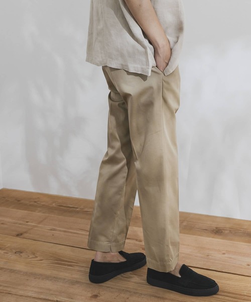 URBAN RESEARCH DOORS(アーバンリサーチドアーズ)の「ハイカウントチノトラウザー(チノパンツ・メンズ・ナチュラル/ベージュ/グリーン・40/36/38)」の1枚目の写真