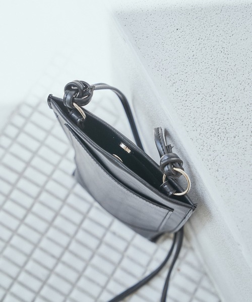 audrey and john wad（オードリーアンドジョンワッド）の「【Audrey and John Wad】フェイクレザーミニポシェット（ショルダーバッグ・レディース・ブラック/ホワイト・FREE）」の21枚目の写真