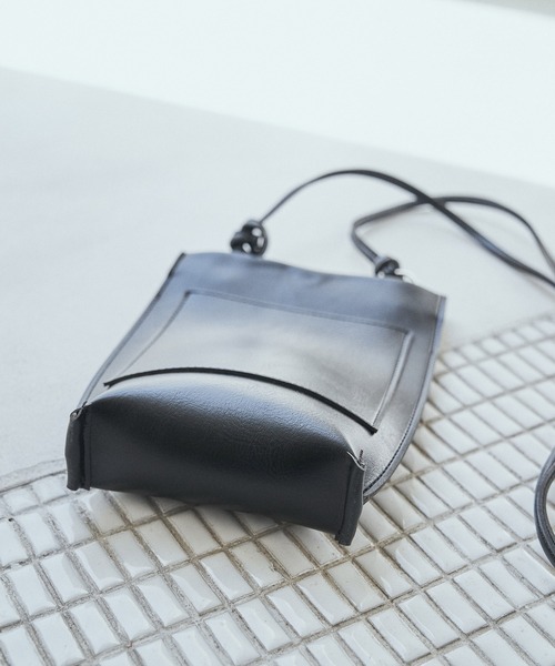 audrey and john wad（オードリーアンドジョンワッド）の「【Audrey and John Wad】フェイクレザーミニポシェット（ショルダーバッグ・レディース・ブラック/ホワイト・FREE）」の3枚目の写真