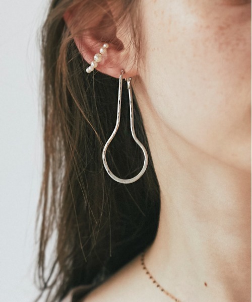 Jolie Toujours(ジョリトゥジュール)の「ボリュームドロップフープピアス(ピアス(両耳用)・レディース・シルバー/ゴールド・FREE)」の1枚目の写真