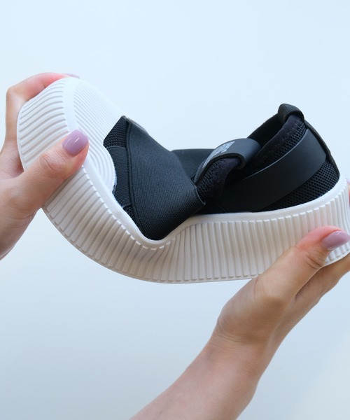 AmiAmi（アミアミ）の「クロスゴムデザイン厚底スリッポンスニーカー（スニーカー・レディース・ブラック/ベージュ/グレー/カーキ/ライトグレー・22.5cm/23cm/23.5cm/24cm/24.5cm）」の17枚目の写真