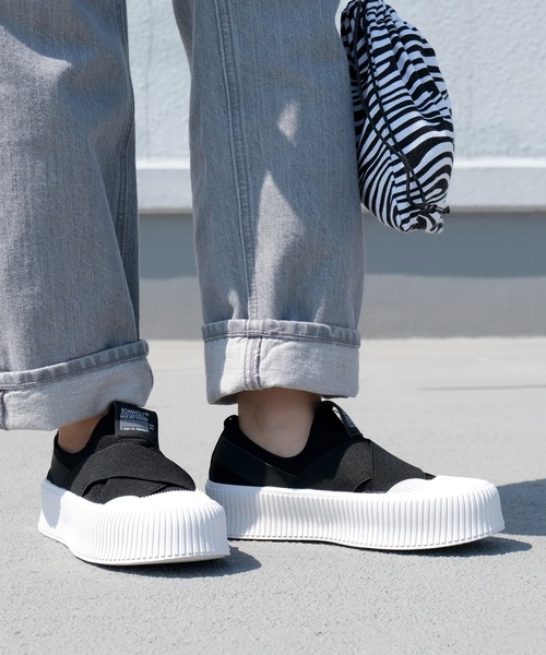 AmiAmi（アミアミ）の「クロスゴムデザイン厚底スリッポンスニーカー（スニーカー・レディース・ブラック/ベージュ/グレー/カーキ/ライトグレー・22.5cm/23cm/23.5cm/24cm/24.5cm）」の9枚目の写真