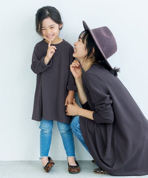 coca(coca)(コカ)の「\\新色登場//キッズ エンボスAラインチュニック(Tシャツ/カットソー・キッズ・ブラック/ピンク/ダークベージュ/ピンク系その他/チャコールグレー・100/110/120/130)」の3枚目の写真