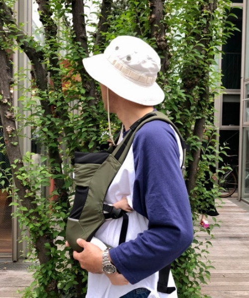 こども ビームス(コドモビームス)の「THE NORTH FACE / ベビー コンパクト キャリアー (抱っこ紐)(抱っこ紐/ベルトカバー/スリング・キッズ・ブラック/オリーブ・ONE SIZE)」の5枚目の写真
