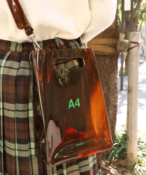 NaNa-NaNa(ナナナナ)の「nana-nana/ナナナナ A4 OPAQUE PVC ハンドバッグ(ショルダーバッグ・メンズ・ブラック/ブルー/ブラウン・ONE SIZE)」の16枚目の写真