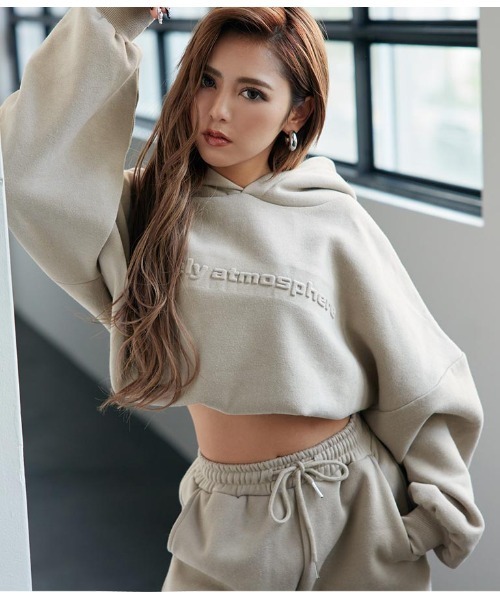 ANAP（アナップ）の「裏起毛エンボスロゴクロップドフーディー（パーカー・レディース・ベージュ/ライトグレー/モスグリーン/スミクロ・FREE）」の4枚目の写真
