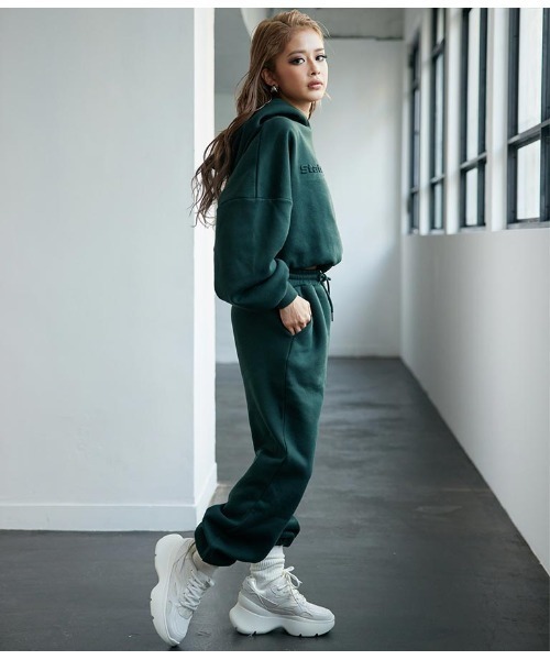 ANAP（アナップ）の「裏起毛エンボスロゴクロップドフーディー（パーカー・レディース・ベージュ/ライトグレー/モスグリーン/スミクロ・FREE）」の21枚目の写真