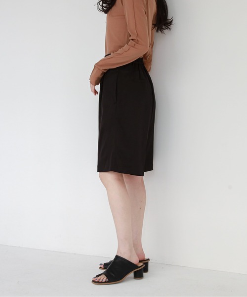 feepur（フェピュール）の「ワンタックハーフパンツ（その他パンツ・レディース・ブラック/アイボリー/モカ・MEDIUM）」の7枚目の写真