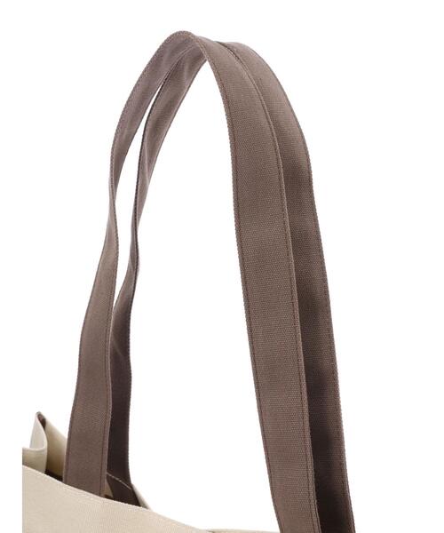 Maison de FLEUR（メゾンドフルール）の「EC限定バイカラーロゴ刺繍スクエアトートバッグ（トートバッグ・レディース・ベージュ/アイボリー・FREE）」の7枚目の写真