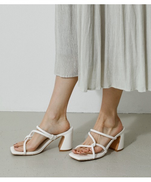 AZUL by moussy(アズールバイマウジー)の「TUBE CROSS BELT SANDALS/チューブクロスベルトサンダル(サンダル・レディース・ブラック/ホワイト・SMALL/MEDIUM/LARGE)」の4枚目の写真