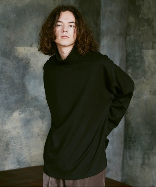 CASPER JOHN(キャスパージョン)の「High slit turtle neck big cut sew/ハイスリットタートルネックカットソー(Tシャツ/カットソー・メンズ・マスタード/グリーン/レッド/ホワイト/ライトブルー/ブラック・SMALL/MEDIUM/LARGE)」の2枚目の写真