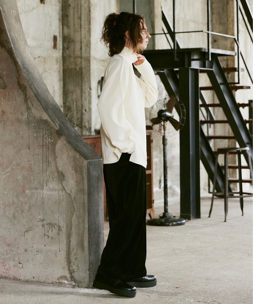 CASPER JOHN(キャスパージョン)の「High slit turtle neck big cut sew/ハイスリットタートルネックカットソー(Tシャツ/カットソー・メンズ・マスタード/グリーン/レッド/ホワイト/ライトブルー/ブラック・SMALL/MEDIUM/LARGE)」の9枚目の写真