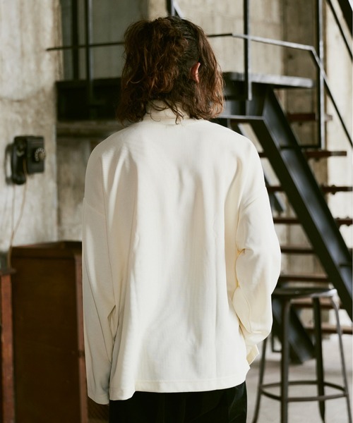 CASPER JOHN(キャスパージョン)の「High slit turtle neck big cut sew/ハイスリットタートルネックカットソー(Tシャツ/カットソー・メンズ・マスタード/グリーン/レッド/ホワイト/ライトブルー/ブラック・SMALL/MEDIUM/LARGE)」の11枚目の写真