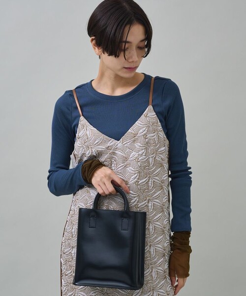 Courtney Orla(コートニーオーラ)の「【Courtney Orla/(コートニーオーラ)】CURVE TOTE S/カーブトートS(ハンドバッグ・レディース・ブラック・FREE)」の4枚目の写真