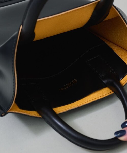 Courtney Orla(コートニーオーラ)の「【Courtney Orla/(コートニーオーラ)】CURVE TOTE S/カーブトートS(ハンドバッグ・レディース・ブラック・FREE)」の8枚目の写真