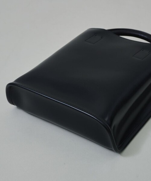 Courtney Orla(コートニーオーラ)の「【Courtney Orla/(コートニーオーラ)】CURVE TOTE S/カーブトートS(ハンドバッグ・レディース・ブラック・FREE)」の3枚目の写真