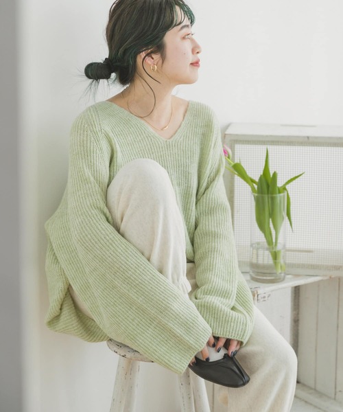 ITEMS URBANRESEARCH（アイテムズ アーバンリサーチ）の「Vネックルーズニット（ニット/セーター・レディース・チャコールグレー/オレンジ/パープル/ミント・FREE）」の2枚目の写真