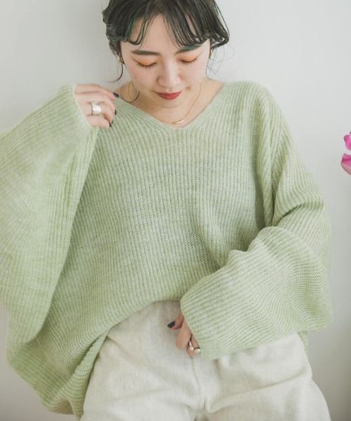 ITEMS URBANRESEARCH（アイテムズ アーバンリサーチ）の「Vネックルーズニット（ニット/セーター・レディース・チャコールグレー/オレンジ/パープル/ミント・FREE）」の10枚目の写真