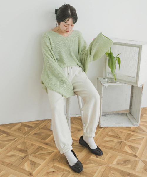 ITEMS URBANRESEARCH（アイテムズ アーバンリサーチ）の「Vネックルーズニット（ニット/セーター・レディース・チャコールグレー/オレンジ/パープル/ミント・FREE）」の12枚目の写真