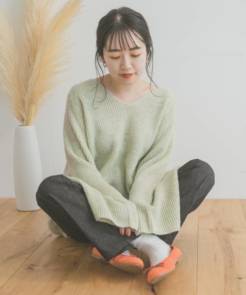 ITEMS URBANRESEARCH（アイテムズ アーバンリサーチ）の「Vネックルーズニット（ニット/セーター・レディース・チャコールグレー/オレンジ/パープル/ミント・FREE）」の14枚目の写真