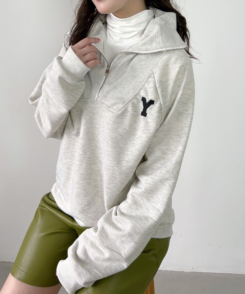 CLEA（クレア）の「アルファベット刺繍ハーフジップスウェット（スウェット・レディース・ネイビー/グレー・FREE）」の2枚目の写真