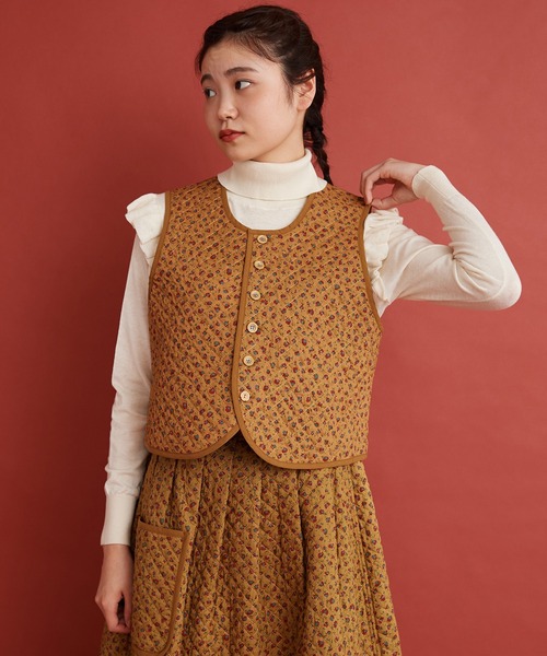 Malle（マル）の「Malle 小花キルティング　ベスト（ベスト・レディース・スミクロ/マスタード・FREE）」の3枚目の写真