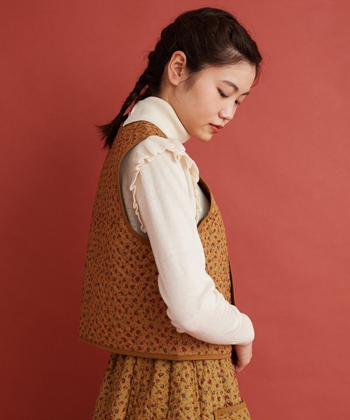 Malle（マル）の「Malle 小花キルティング　ベスト（ベスト・レディース・スミクロ/マスタード・FREE）」の5枚目の写真