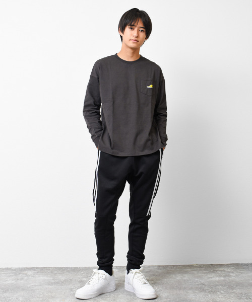 CONVERSE(コンバース)の「CONVERSE 別注ポケット付きロングTシャツ(Tシャツ/カットソー・キッズ・オフホワイト/チャコールグレー/ブラック・130/140/150/160)」の6枚目の写真