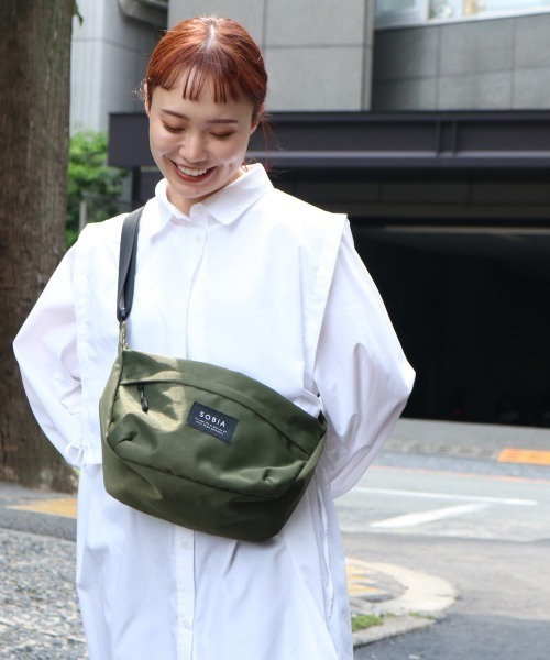 Per sist ence(パーシエンス)の「はっ水ナイロン舟形ショルダーバッグ(ショルダーバッグ・レディース・カーキ/ブラック/グレイッシュベージュ/ライトベージュ・FREE)」の7枚目の写真