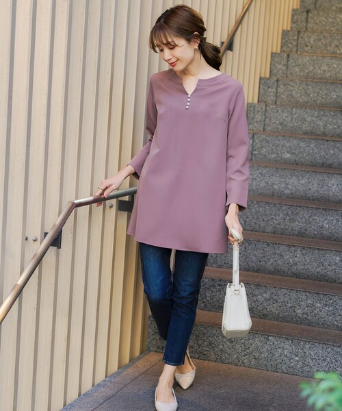 Tiaclasse(ティアクラッセ)の「【ダブルストレッチ】【洗える】スキッパーパールチュニックブラウス(シャツ/ブラウス・レディース・ブラック/サックスブルー/ピンク/グレイッシュベージュ・XXL/XL)」の11枚目の写真
