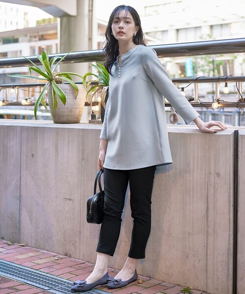 Tiaclasse(ティアクラッセ)の「【ダブルストレッチ】【洗える】スキッパーパールチュニックブラウス(シャツ/ブラウス・レディース・ブラック/サックスブルー/ピンク/グレイッシュベージュ・XXL/XL)」の18枚目の写真