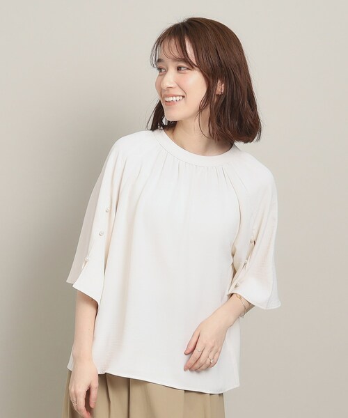 ITS'DEMO（イッツデモ）の「◆【オフィスに／袖2way仕様】袖スリットパールブラウス（シャツ/ブラウス・レディース・ブラック/オフホワイト/サックスブルー/ナチュラル・00）」の2枚目の写真