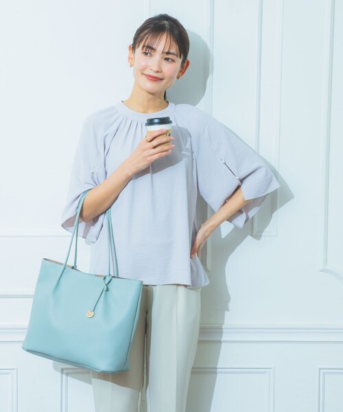 ITS'DEMO（イッツデモ）の「◆【オフィスに／袖2way仕様】袖スリットパールブラウス（シャツ/ブラウス・レディース・ブラック/オフホワイト/サックスブルー/ナチュラル・00）」の4枚目の写真