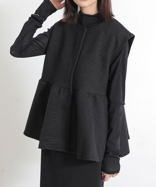 and it_（アンドイット）の「ワッフルキルトペプラムベスト（ベスト・レディース・ベージュ/アイボリー/ブラック・M）」の3枚目の写真