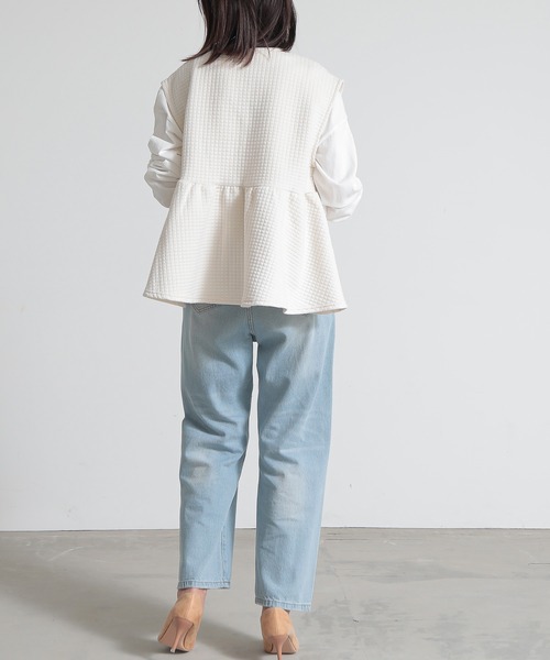 and it_（アンドイット）の「ワッフルキルトペプラムベスト（ベスト・レディース・ベージュ/アイボリー/ブラック・M）」の9枚目の写真