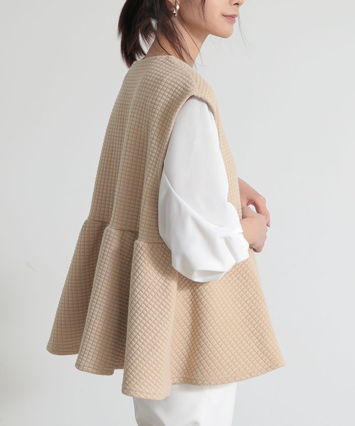 and it_（アンドイット）の「ワッフルキルトペプラムベスト（ベスト・レディース・ベージュ/アイボリー/ブラック・M）」の11枚目の写真