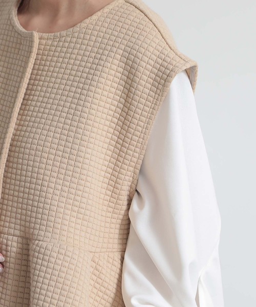 and it_（アンドイット）の「ワッフルキルトペプラムベスト（ベスト・レディース・ベージュ/アイボリー/ブラック・M）」の14枚目の写真