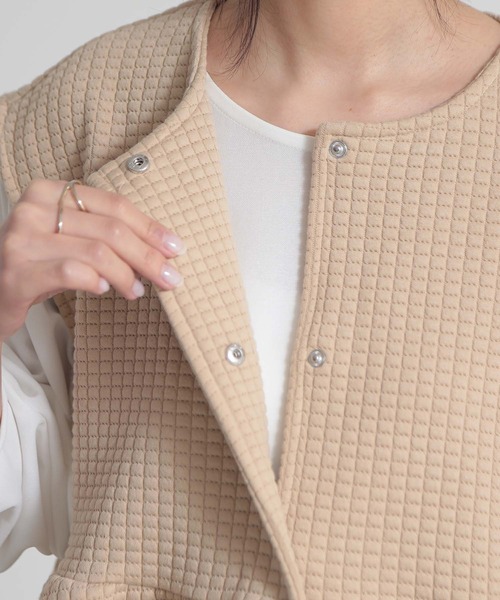 and it_（アンドイット）の「ワッフルキルトペプラムベスト（ベスト・レディース・ベージュ/アイボリー/ブラック・M）」の15枚目の写真
