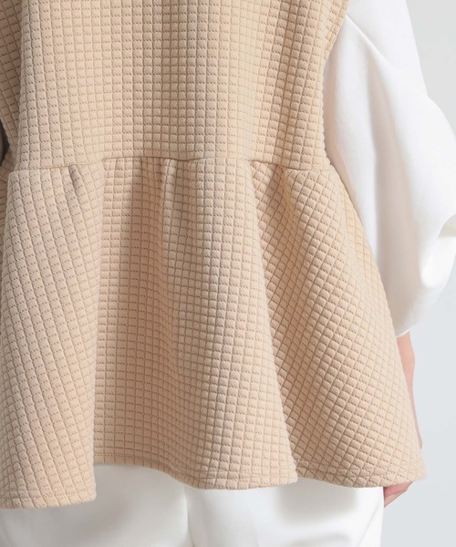 and it_（アンドイット）の「ワッフルキルトペプラムベスト（ベスト・レディース・ベージュ/アイボリー/ブラック・M）」の16枚目の写真