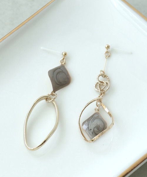 Three Four Time(スリーフォータイム)の「マーブルエポアシメセラミックポストピアス(ピアス(両耳用)・レディース・ベージュ/アイボリー・FREE)」の4枚目の写真