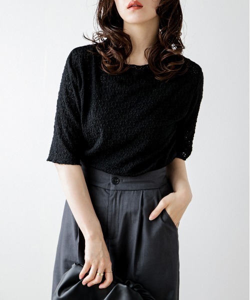 La-gemme(ラジェム)の「立体的フラワートップス(Tシャツ/カットソー・レディース・ベージュ系その他/ブラック×ベージュ/アイボリー/ブラック・フリー)」の2枚目の写真