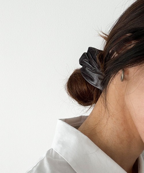 CANAL JEAN（キャナルジーン）の「diggity　ベロアシュシュ（シュシュ・レディース・ネイビー/ブラウン/グレー・ONE SIZE）」の5枚目の写真