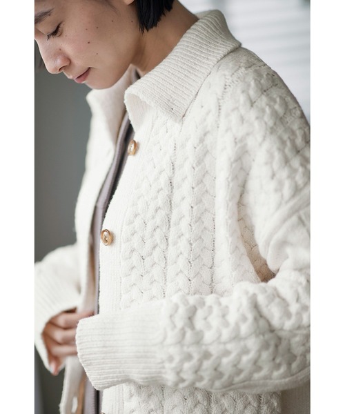 Sunny clouds（サニークラウズ）の「サニークラウズ　三つ編み模様のカーディガン（カーディガン/ボレロ・レディース・ホワイト/レッド・MEDIUM/X-LARGE/LARGE）」の6枚目の写真