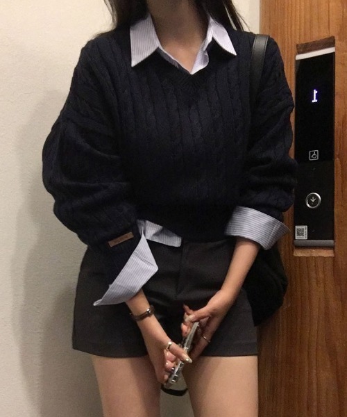 BEIDELLI（ベイデリー）の「[BELLIDE MADE] シグネチャーケーブルルーズフィットVネックニット（ニット/セーター・レディース・ネイビー/ベージュ/オリーブ/グレー/ピンク・FREE）」の15枚目の写真
