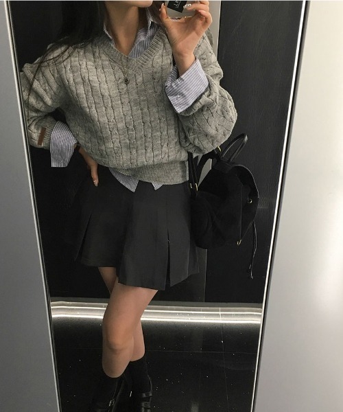 BEIDELLI（ベイデリー）の「[BELLIDE MADE] シグネチャーケーブルルーズフィットVネックニット（ニット/セーター・レディース・ネイビー/ベージュ/オリーブ/グレー/ピンク・FREE）」の12枚目の写真