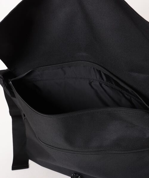 SPINNS(スピンズ)の「【A4収納可能】スクエアメッセンジャーバッグ(メッセンジャーバッグ・メンズ・ブラック・ONESIZE)」の4枚目の写真