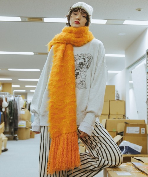 MERLOT（メルロー）の「モヘアライクボリュームビッグフリンジマフラー（マフラー・レディース・イエロー/オレンジ/オフホワイト/チャコールグレー・FREE）」の4枚目の写真