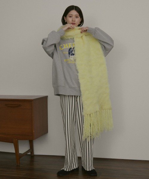 MERLOT（メルロー）の「モヘアライクボリュームビッグフリンジマフラー（マフラー・レディース・イエロー/オレンジ/オフホワイト/チャコールグレー・FREE）」の6枚目の写真